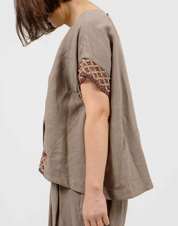 
                  
                    Load image into Gallery viewer, レース付きリネンプルオーバー / BEH07055WA
                  
                