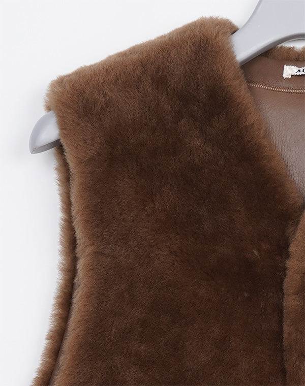 
                  
                    Load image into Gallery viewer, STRAIGHT MERINO MOUTON FUR VEST / 309192252001
                  
                