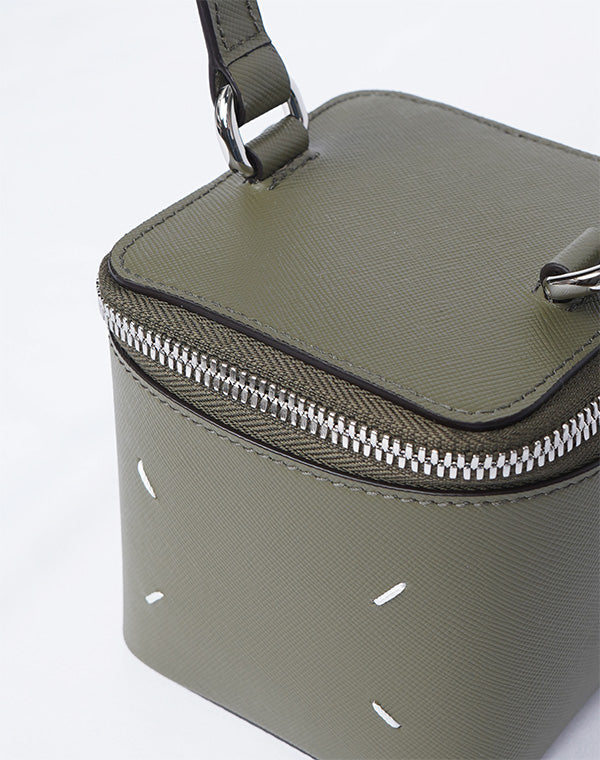 
                  
                    Load image into Gallery viewer, MINI BOX BAG / 335239252002
                  
                