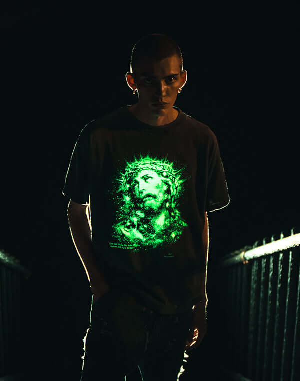 
                  
                    Load image into Gallery viewer, SM-HR8-0000-016/SS TEE/JESUS/BLACK / 304231251005
                  
                