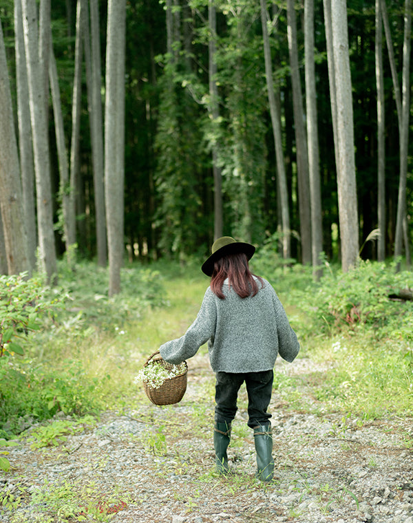 
                  
                    Load image into Gallery viewer, mayuhada wool V neck pullover / BEA24503LH
                  
                