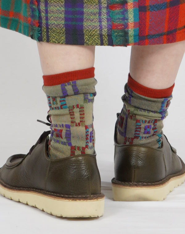 
                  
                    Load image into Gallery viewer, タイル柄ミドルゲージソックス / BEA07483WA
                  
                