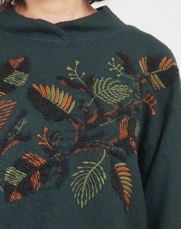 
                  
                    Load image into Gallery viewer, 製品染めリーフ柄刺繍入りブラウス / BEF07657WA
                  
                