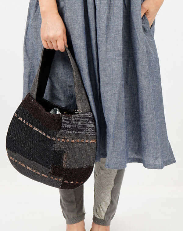 
                  
                    Load image into Gallery viewer, ミックスポケット柄ハンドバッグ / BEH07022WA
                  
                