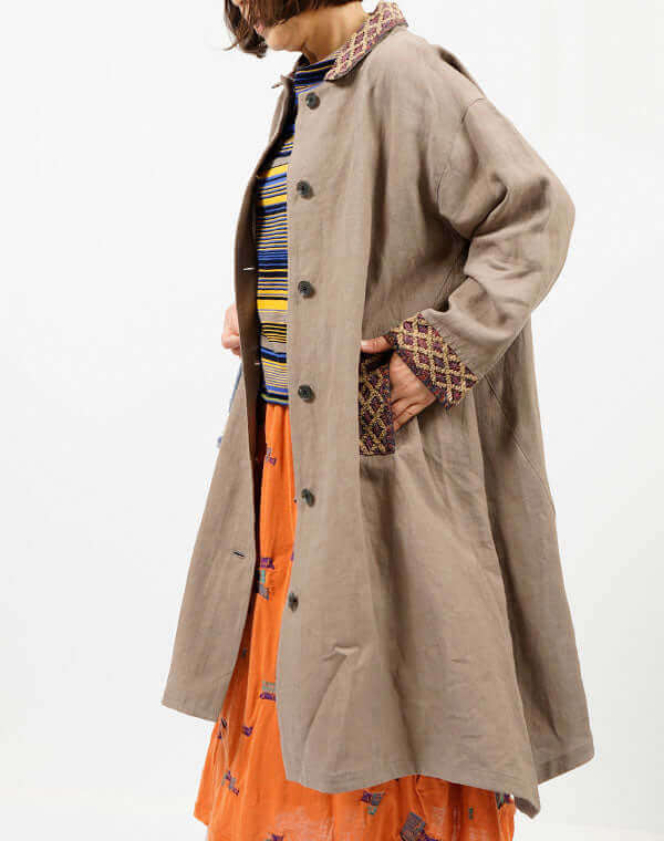 
                  
                    Load image into Gallery viewer, レース付きリネンドレープロングコート / BEH07057WA
                  
                