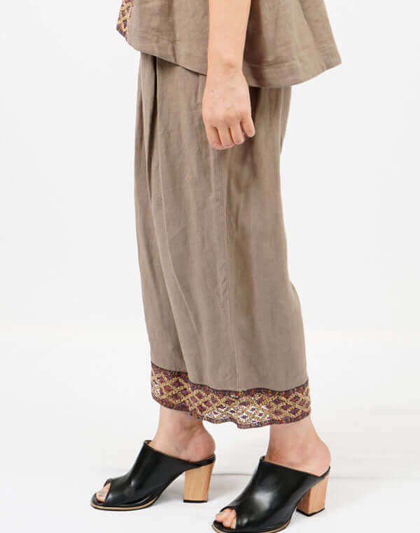 
                  
                    Load image into Gallery viewer, レース付きリネンストレートパンツ / BEH07058WA
                  
                