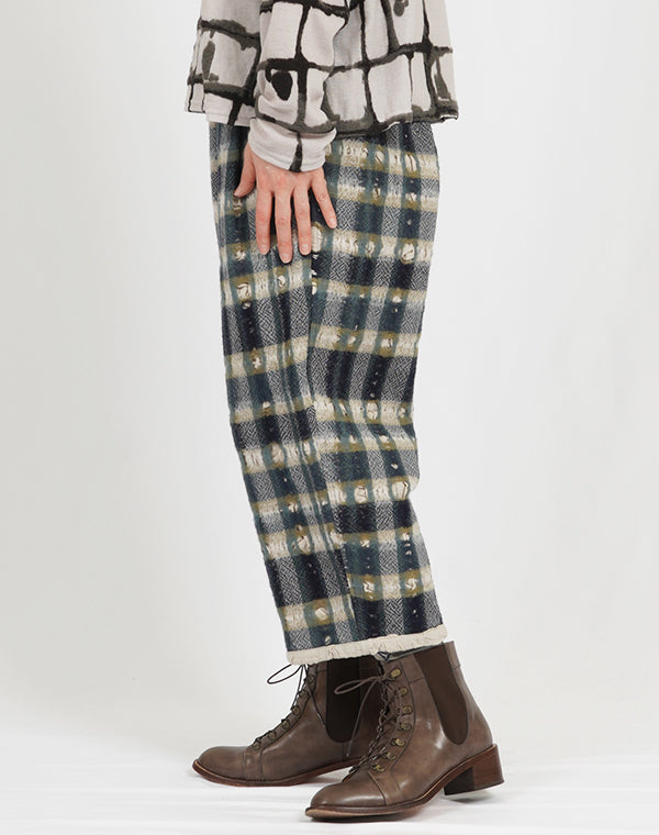 
                  
                    Load image into Gallery viewer, 穴あきチェック柄リバーシブルパンツ / BEA07450WA
                  
                