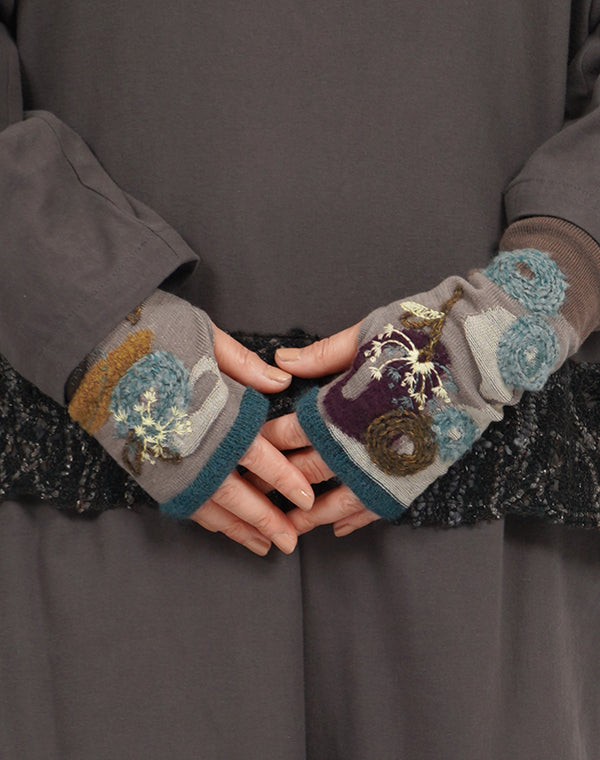 
                  
                    Load image into Gallery viewer, 野花柄刺繍入りアームウォーマー / BEA07411WA
                  
                