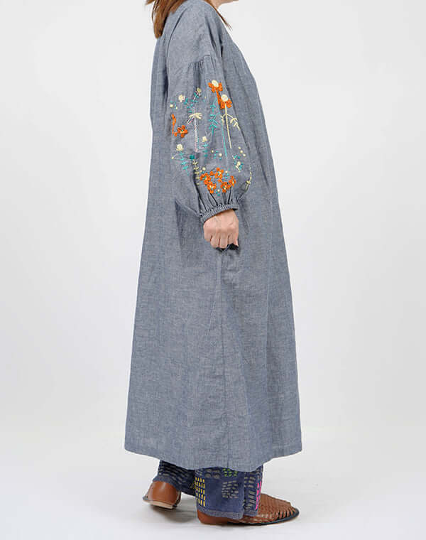 
                  
                    Load image into Gallery viewer, 綿麻シャンブレー袖刺繍ワンピース / BEH01093WA
                  
                