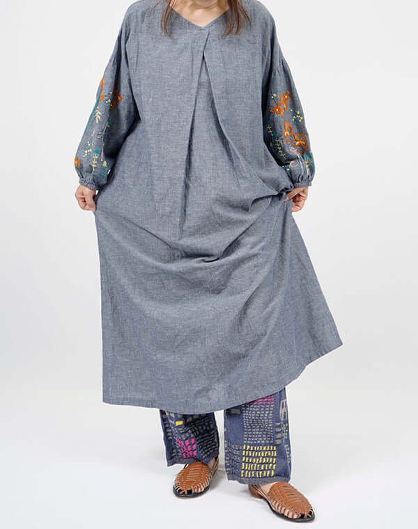 
                  
                    Load image into Gallery viewer, 綿麻シャンブレー袖刺繍ワンピース / BEH01093WA
                  
                