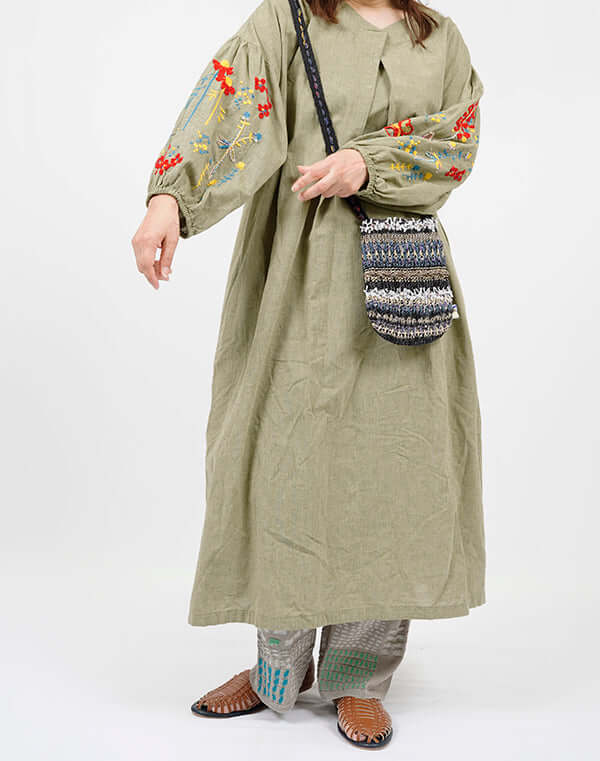 
                  
                    Load image into Gallery viewer, 綿麻シャンブレー袖刺繍ワンピース / BEH01093WA
                  
                