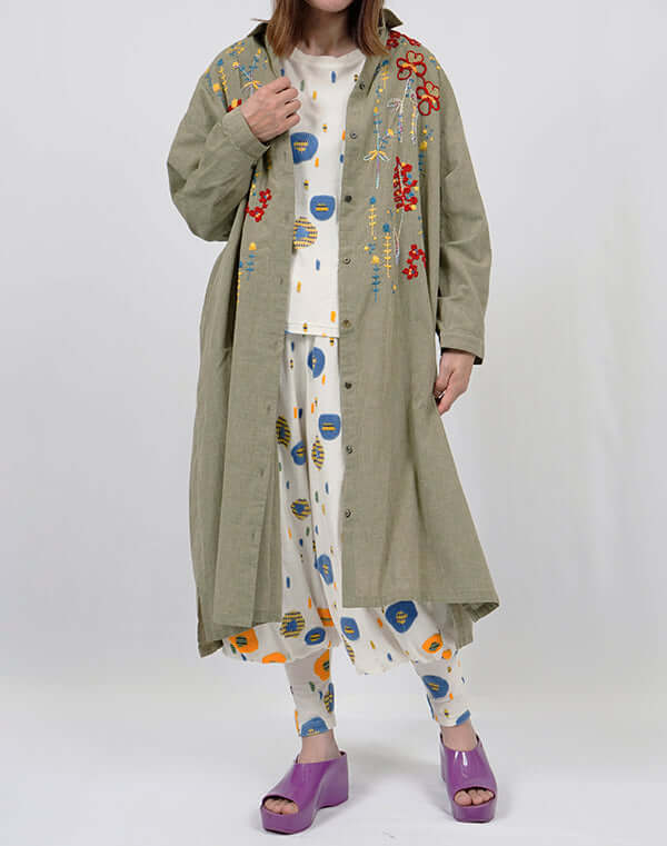 
                  
                    Load image into Gallery viewer, 綿麻シャンブレー刺繡前開きワンピース / BEH01092WA
                  
                