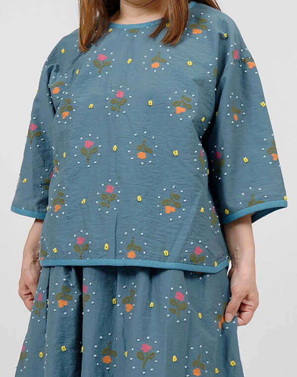 
                  
                    Load image into Gallery viewer, リズムフラワーパイピングブラウス / BEH01073WA
                  
                