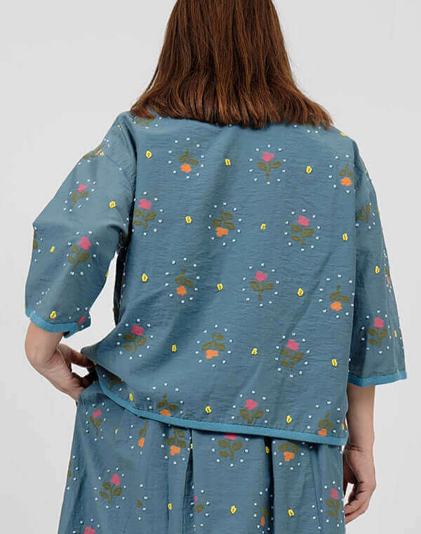 
                  
                    Load image into Gallery viewer, リズムフラワーパイピングブラウス / BEH01073WA
                  
                