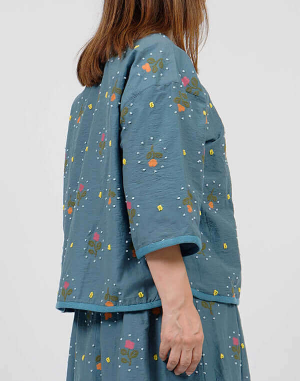 
                  
                    Load image into Gallery viewer, リズムフラワーパイピングブラウス / BEH01073WA
                  
                