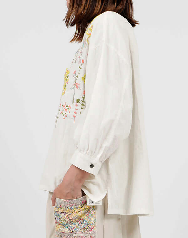 
                  
                    Load image into Gallery viewer, 綿麻シャンブレー刺繍ブラウス / BEH01091WA
                  
                