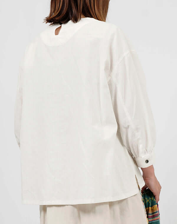 
                  
                    Load image into Gallery viewer, 綿麻シャンブレー刺繍ブラウス / BEH01091WA
                  
                