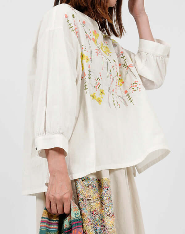 
                  
                    Load image into Gallery viewer, 綿麻シャンブレー刺繍ブラウス / BEH01091WA
                  
                