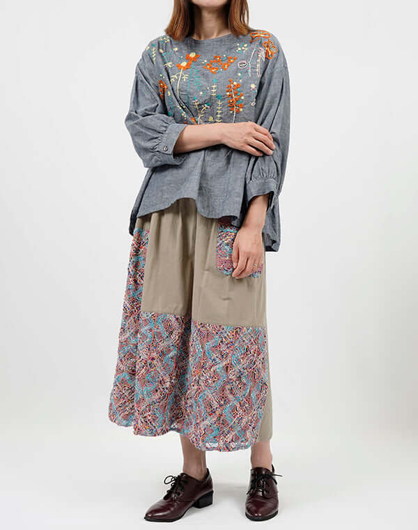 
                  
                    Load image into Gallery viewer, 綿麻シャンブレー刺繍ブラウス / BEH01091WA
                  
                