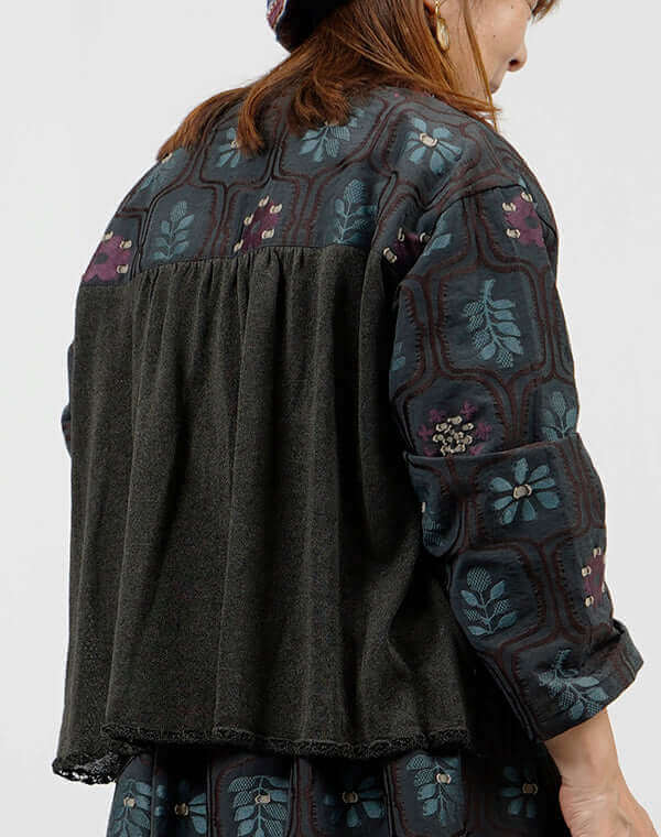 
                  
                    Load image into Gallery viewer, リーフ柄ジャカードブラウスジャケット / BEH01069WA
                  
                