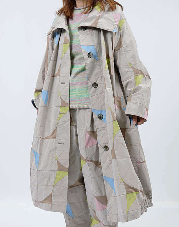 
                  
                    Load image into Gallery viewer, ハイカウントタイル柄ロングコート / BEH01081WA
                  
                