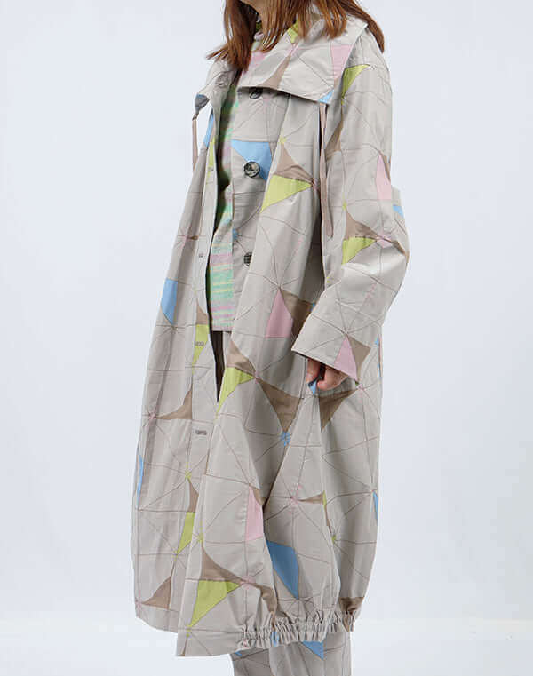 
                  
                    Load image into Gallery viewer, ハイカウントタイル柄ロングコート / BEH01081WA
                  
                