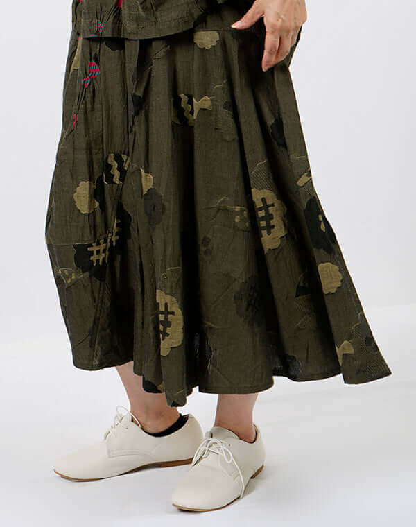 
                  
                    Load image into Gallery viewer, ビスケットシャーリング変型スカート / BEH01061WA
                  
                