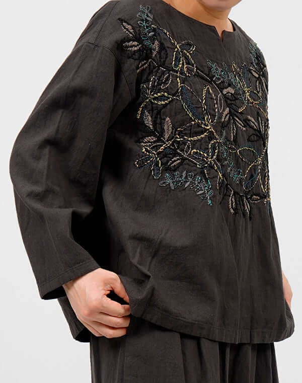 
                  
                    Load image into Gallery viewer, 製品染めリーフ刺繍入りブラウス / BEH07051WA
                  
                