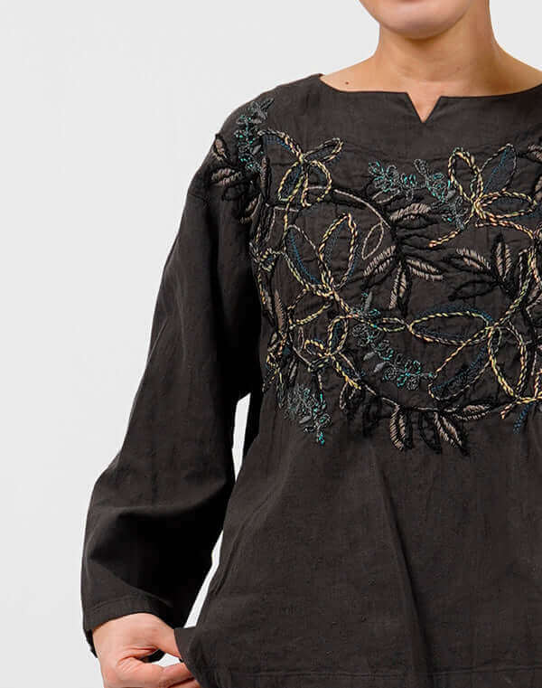 
                  
                    Load image into Gallery viewer, 製品染めリーフ刺繍入りブラウス / BEH07051WA
                  
                