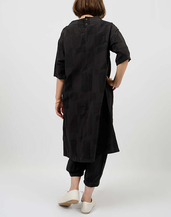 
                  
                    Load image into Gallery viewer, 綿麻柄ハイネックギャザーワンピース / BEH07042WA
                  
                