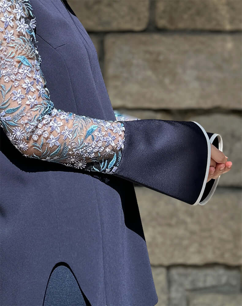 
                  
                    Load image into Gallery viewer, Floral Lace-Sleeve Classic Top / 301165251007
                  
                