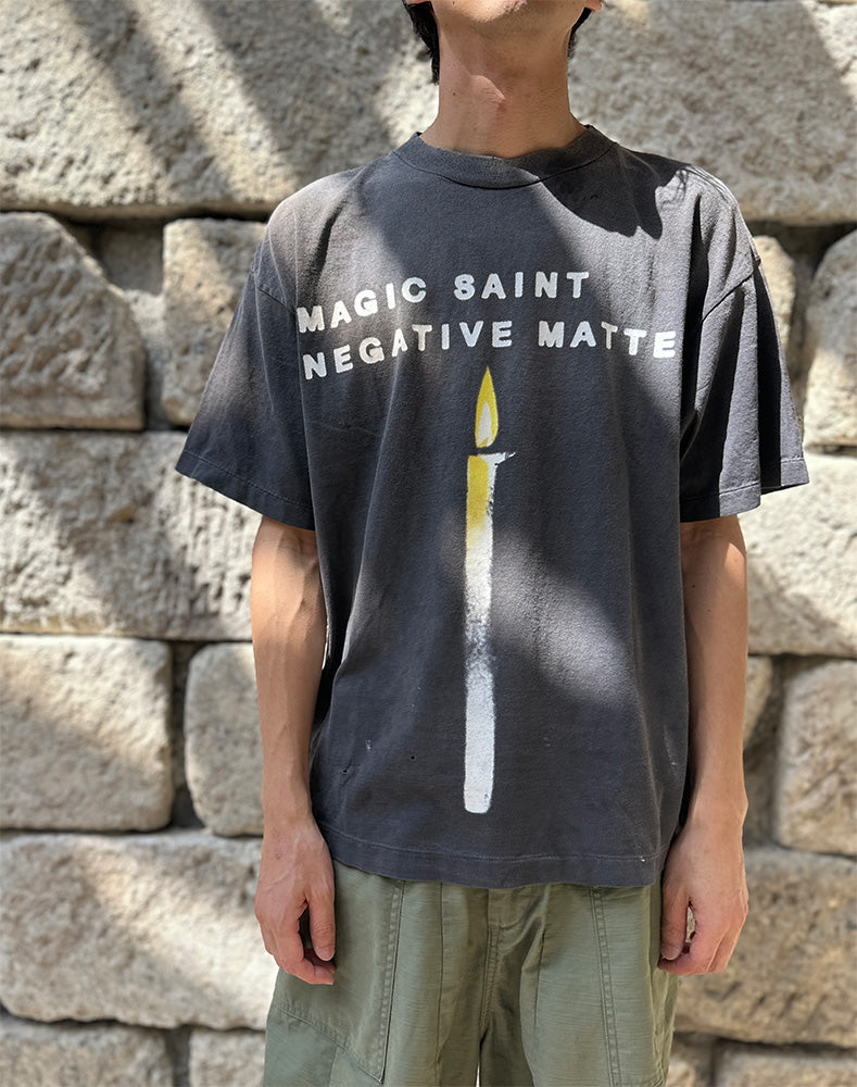 
                  
                    Load image into Gallery viewer, SM-HR8-0000-008/SS TEE/CANDLE/BLACK / 304231251003
                  
                