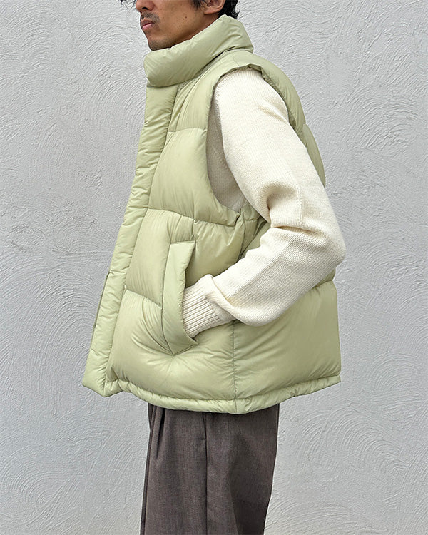 
                  
                    Load image into Gallery viewer, SUPER LIGHT NYLON RIPSTOP DOWN VEST / 309192242001
                  
                