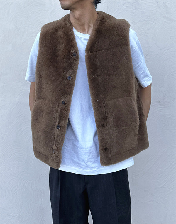 
                  
                    Load image into Gallery viewer, STRAIGHT MERINO MOUTON FUR VEST / 309192252001
                  
                