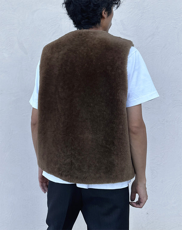 
                  
                    Load image into Gallery viewer, STRAIGHT MERINO MOUTON FUR VEST / 309192252001
                  
                