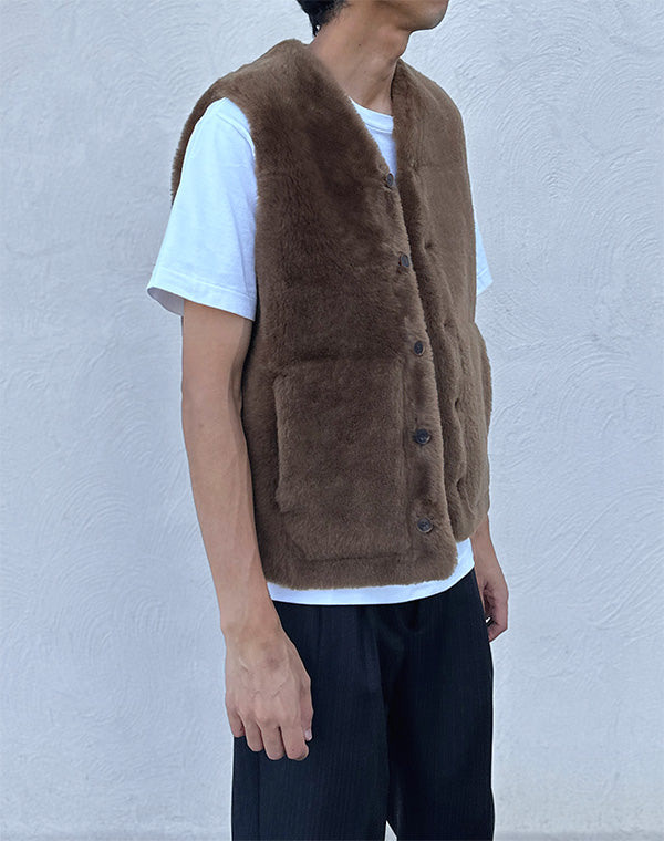 
                  
                    Load image into Gallery viewer, STRAIGHT MERINO MOUTON FUR VEST / 309192252001
                  
                