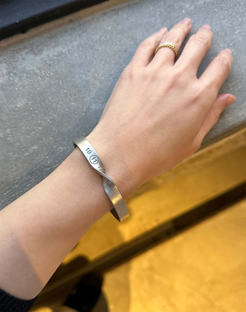 
                  
                    Load image into Gallery viewer, SM1UY0045251 / TWIST NUMERI CUFF / 354239251001
                  
                