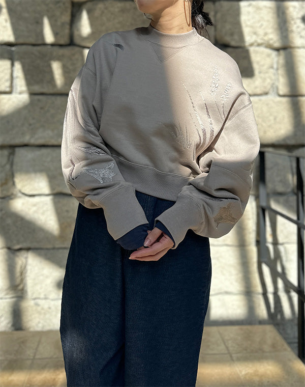 
                  
                    Load image into Gallery viewer, Floral Motif Embroidered Sweatshirts / 305165252001
                  
                