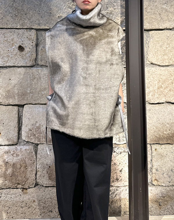 
                  
                    Load image into Gallery viewer, Fur Vest / 310342252001
                  
                