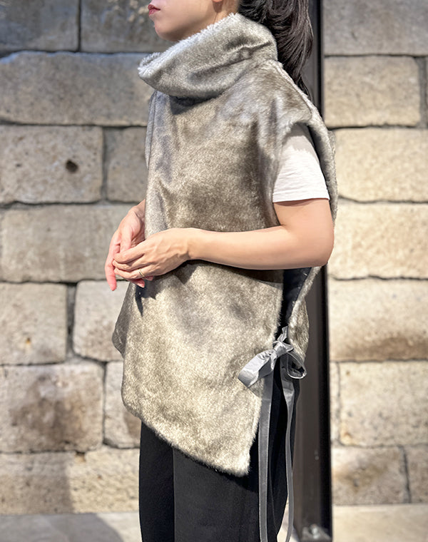 
                  
                    Load image into Gallery viewer, Fur Vest / 310342252001
                  
                