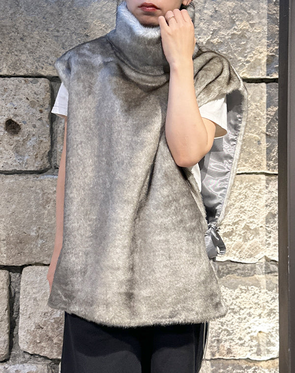 
                  
                    Load image into Gallery viewer, Fur Vest / 310342252001
                  
                