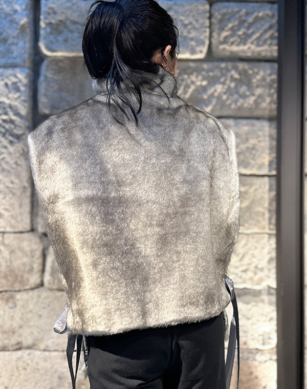 
                  
                    Load image into Gallery viewer, Fur Vest / 310342252001
                  
                