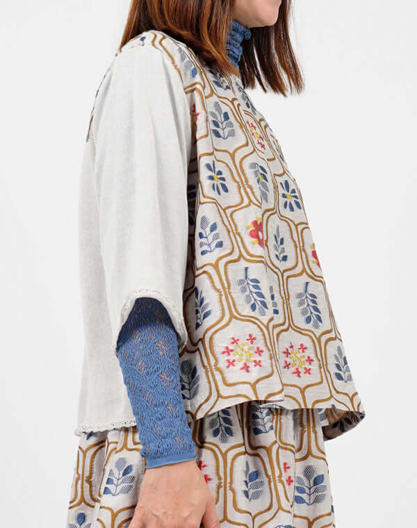 
                  
                    Load image into Gallery viewer, リーフ柄ジャカードブラウス / BEH01068WA
                  
                