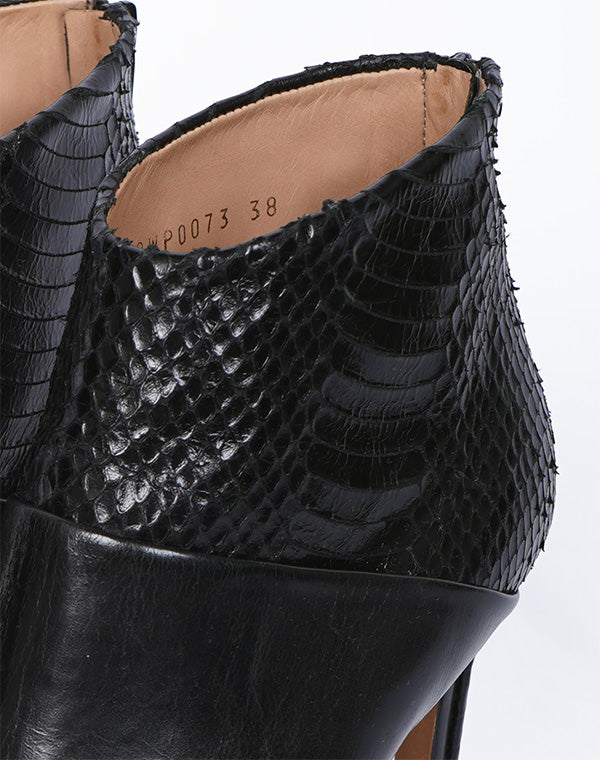 
                  
                    Load image into Gallery viewer, 【外箱&amp;amp;保存袋に汚れ/靴底に擦れ有】Maison Margiela - 58WP0073 ブーティー / 803238162003A
                  
                