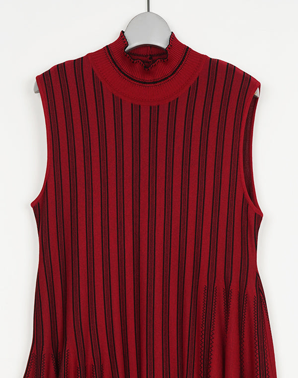 
                  
                    Load image into Gallery viewer, Asymmetric Knitted Volume Dress / 303165252003
                  
                